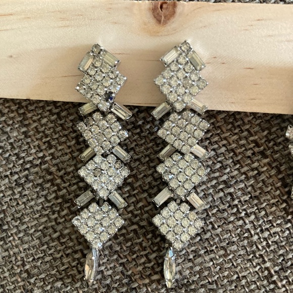 Bundle of Four Pairs of Glamorous Vintage Rhinestone Clip-On Earrings - Picture 9 of 11